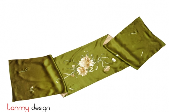 Green silk scarf hand-embroidered with  night blooming cereus 40*200 cm